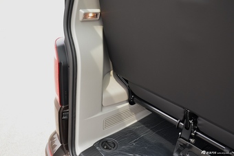 2016款凯路威2.0T自动四驱舒适版9座