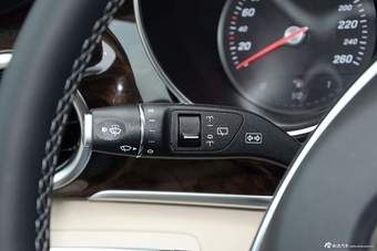 2016款奔驰V级 V260 2.0T自动尊贵加长版