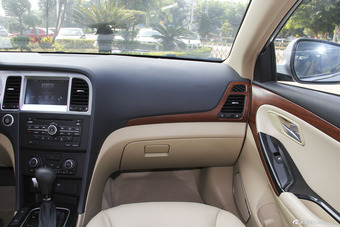 2014款海马汽车M8 2.0L自动豪华型