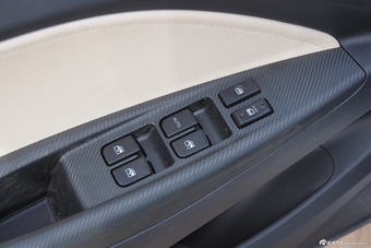 2015款悦翔V7 1.6L手动乐趣型