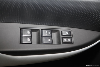 斯巴鲁新力狮内饰实拍图