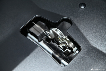 2013款东风雪铁龙C5 2.0L自动尊享型