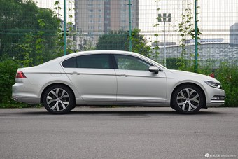 2017款迈腾2.0T自动380TSI DSG 旗舰型