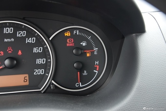 2016款雨燕1.5L手动时尚型酷玩版