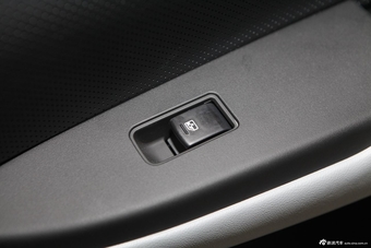 斯巴鲁新力狮内饰实拍图