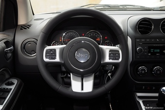 2015款指南者2.4L自动四驱舒适版