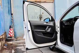 2014款标致408 1.8L手动领先版