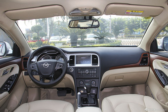 2014款海马汽车M8 2.0L自动豪华型