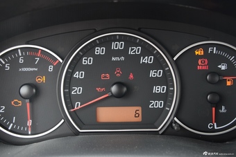 2016款雨燕1.5L手动时尚型酷玩版