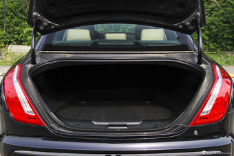 2015款捷豹XJL 2.0T两驱典雅商务版