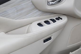 2015款楼兰 2.5L自动S/C HEV XV四驱混动旗舰版