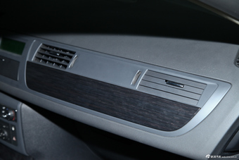 2013款东风雪铁龙C5 2.0L自动尊享型