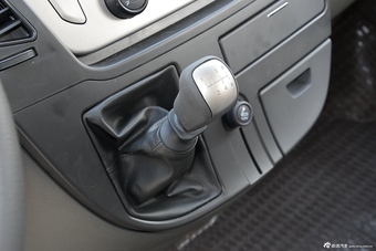 2016款上汽大通V80 2.5T手动傲运通短轴中顶6座 国V