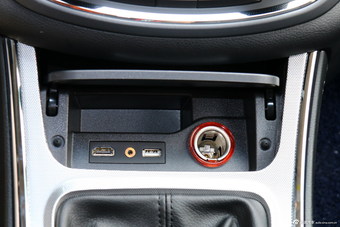 2015款 宝骏560 1.8L手动豪华型