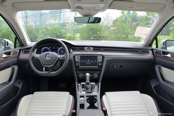 2017款迈腾2.0T自动380TSI DSG 旗舰型