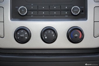 2016款上汽大通V80 2.5T手动傲运通短轴中顶6座 国V