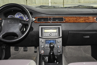 2014款骐铃T5 2.8T手动两驱超值版加长轴距JE493ZLQ4E