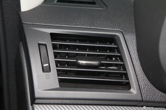 斯巴鲁新力狮内饰实拍图