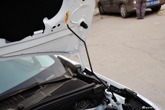 2014款标致2008 1.6L手动时尚版