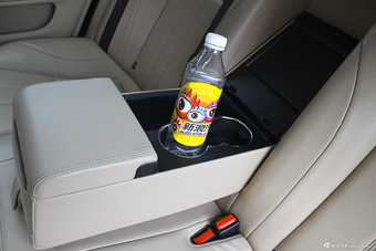 2015款捷豹XJL 2.0T两驱典雅商务版