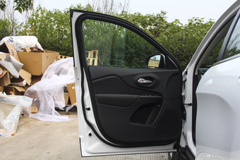 2016款自由光2.4L自动优越版