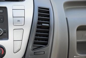 2016款上汽大通V80 2.5T手动傲运通短轴中顶6座 国V