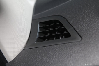 斯巴鲁新力狮内饰实拍图