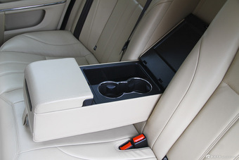 2015款捷豹XJL 2.0T两驱典雅商务版