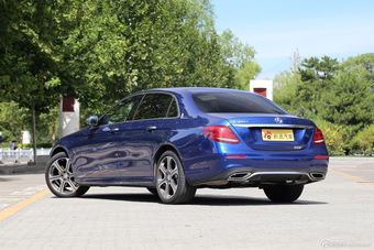 2016款奔驰E级2.0T自动E300L运动豪华型