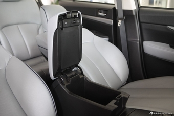 斯巴鲁新力狮内饰实拍图