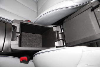 斯巴鲁新力狮内饰实拍图