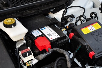 2014款标致408 1.8L手动领先版