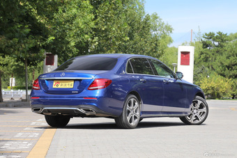 2016款奔驰E级2.0T自动E300L运动豪华型