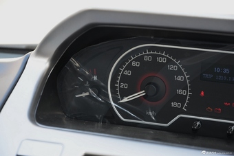 2016款上汽大通V80 2.5T手动傲运通短轴中顶6座 国V