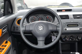 2016款雨燕1.5L手动时尚型酷玩版