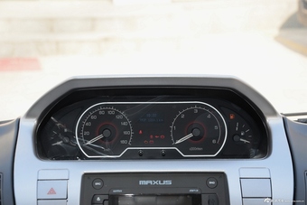 2016款上汽大通V80 2.5T手动傲运通短轴中顶6座 国V