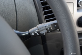 2016款上汽大通V80 2.5T手动傲运通短轴中顶6座 国V