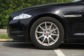 2015款捷豹XJL 2.0T两驱典雅商务版