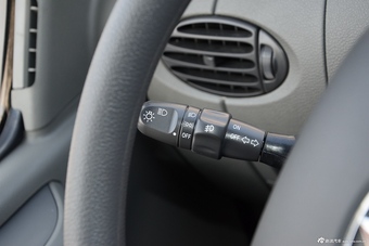 2016款上汽大通V80 2.5T手动傲运通短轴中顶6座 国V