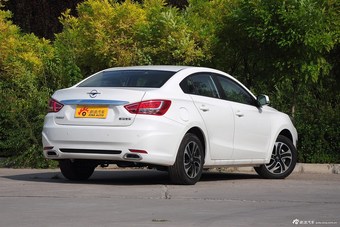 2015款海马福美来1.6L自动品尚型