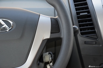 2016款上汽大通V80 2.5T手动傲运通短轴中顶6座 国V