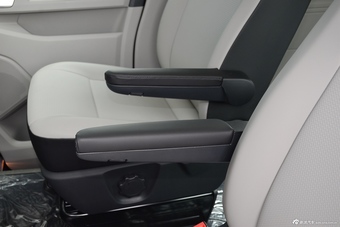 2016款凯路威2.0T自动四驱舒适版9座