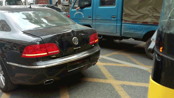 公交车追尾大众,刚开始很淡定，仔细看看车尾，瞬间就沉默了