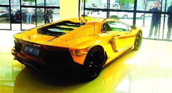 公务员竟敢开2500万布加迪亮相——顶礼膜拜!