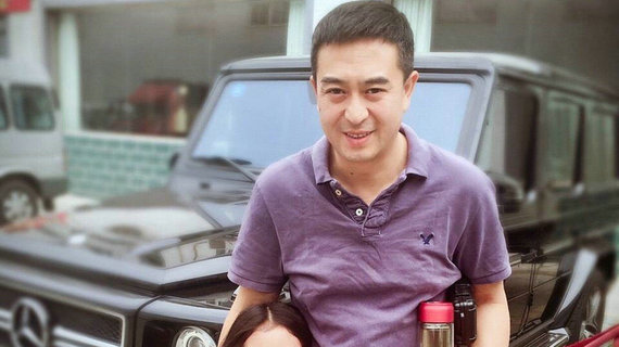 张嘉译和他的硬派越野车，真接地气，有好几辆越野，竟然还坐大巴