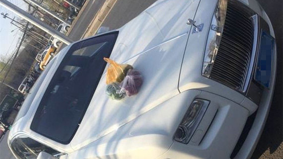 开劳斯莱斯“古斯特”去买菜，现在的菜价太贵了，都快吃不起了