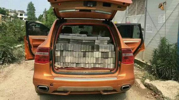 家门口路不平，小伙开豪车拉砖铺路，要想富先修路，美女不甘示弱