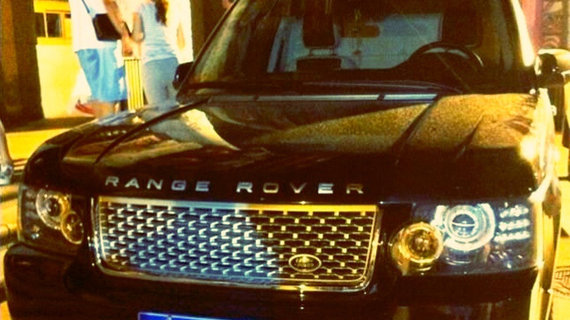 赵本山的路虎真霸气，比一般的宾利还贵，平时很难见到,这车真大
