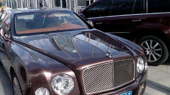 深圳霸气宾利，这车牌太贵了，一克2000多人民币，比黄金还贵