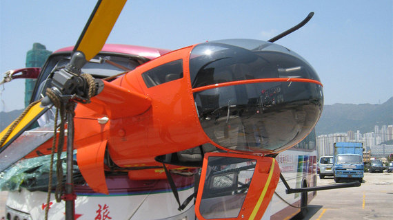 做梦都想不到，客车能和飞机撞倒一起